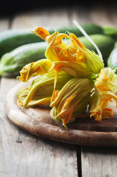 Flores de calabacín crudas — Foto de Stock