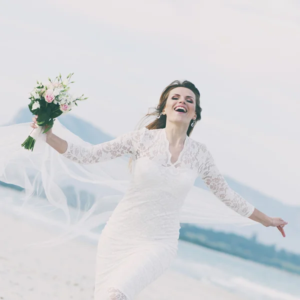 Joyeux incroyable jeune femme en robe de mariée — Photo