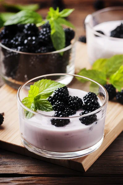 Postre con moras en cuencos — Foto de Stock