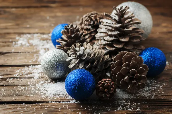Weihnachtskegel und Christbaumkugeln — Stockfoto