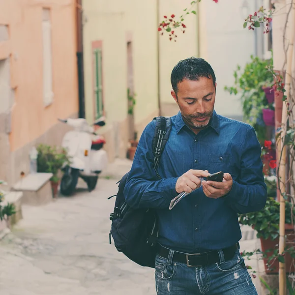 Şehir merkezinde telefon, onun t sırasında konuşan turist adam