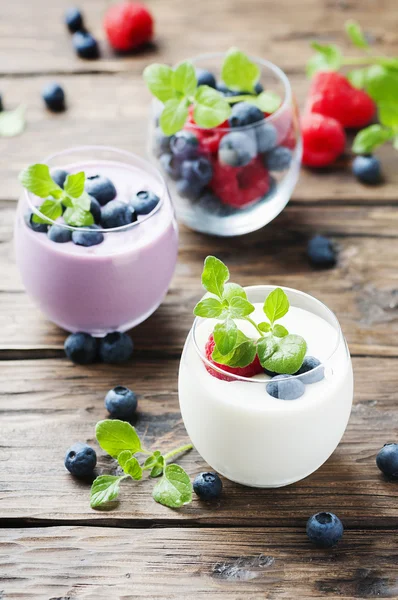 Ягідний йогурт в окулярах — стокове фото