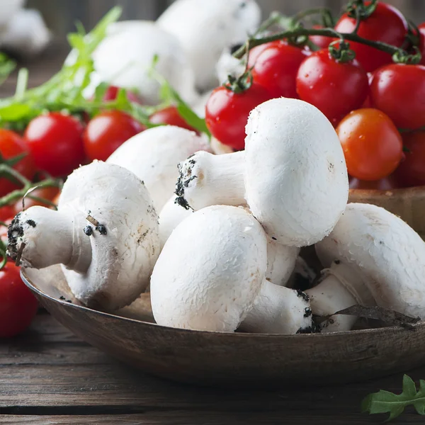 Rå svampe og tomater - Stock-foto