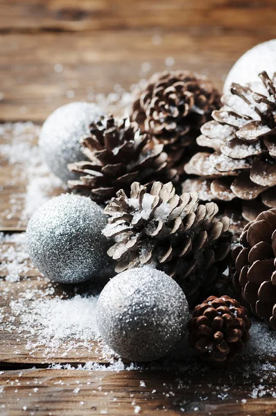 Weihnachtskegel und weiße Christbaumkugeln — Stockfoto