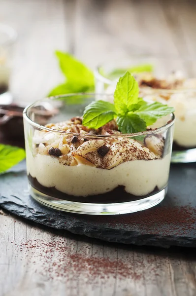 Dessert mit Sahne und Schokolade — Stockfoto