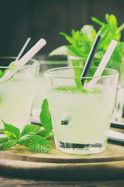 Grüne Mojito-Cocktails — Stockfoto