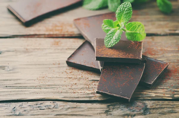 Dark chocolate and mint — Stock Photo, Image