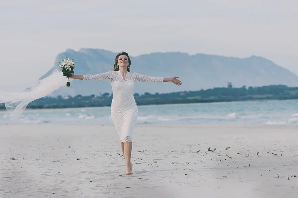 Felice sorprendente giovane donna in abito da sposa — Foto Stock