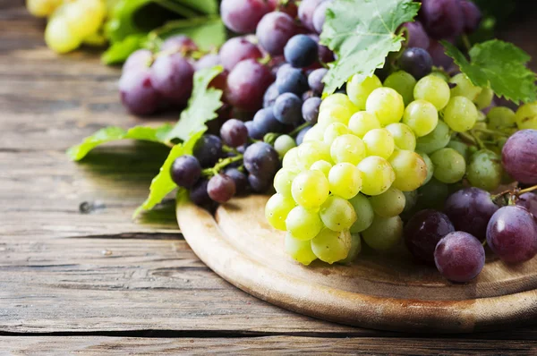 Black and white grapes — Stock Photo, Image