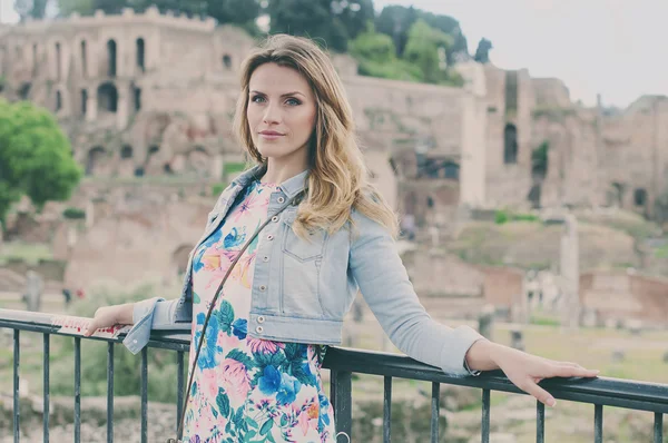 Bastante mujer turista en las ruinas del Foro Romano en Roma, I — Foto de Stock