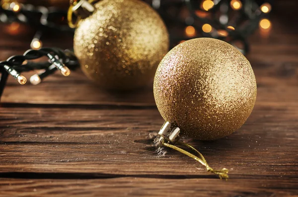 Kerst garland en kerstballen — Stockfoto
