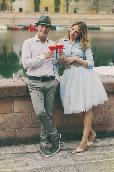 Schönes Paar trinkt Aperitif in der kleinen italienischen Stadt — Stockfoto