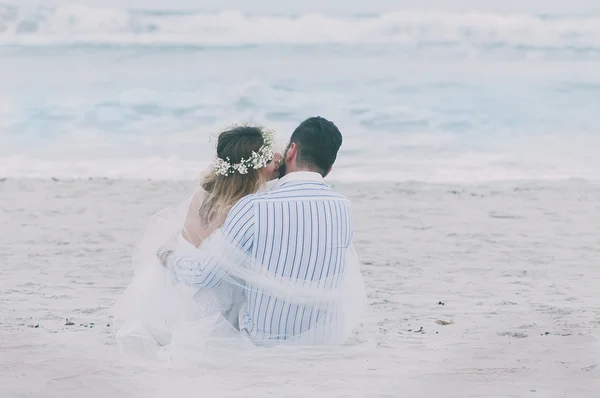 Just-married couple on the summer beach — Stock Photo, Image