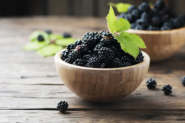 Wild blackberries in bowls — Stock Photo, Image