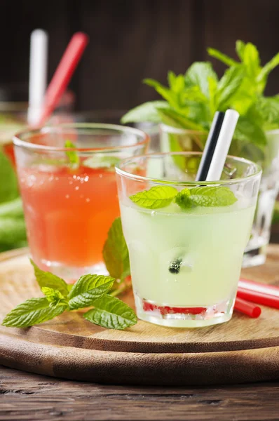 Mischung aus Cocktails mit Minze — Stockfoto