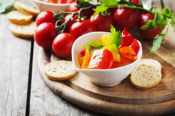 Паприка з хлібом і помідорами — стокове фото