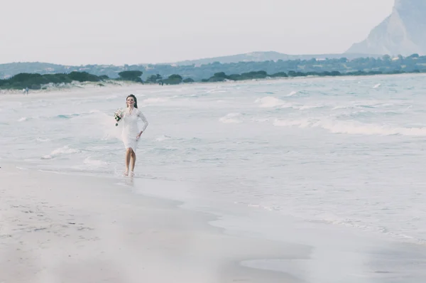 Joyeux incroyable jeune femme en robe de mariée — Photo