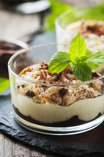 Dessert con panna e cioccolato — Foto Stock