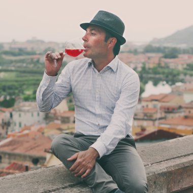 Yakışıklı adam küçük İtalyan şehirde kokteyl içme