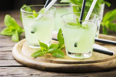 Yeşil mojito kokteyller