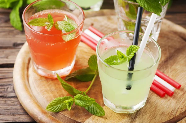 Rote und grüne Cocktails — Stockfoto