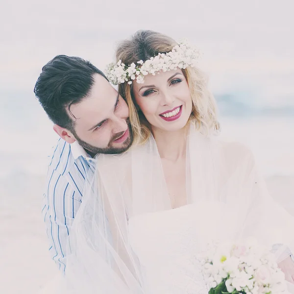 Just-gift par på sommaren stranden — Stockfoto