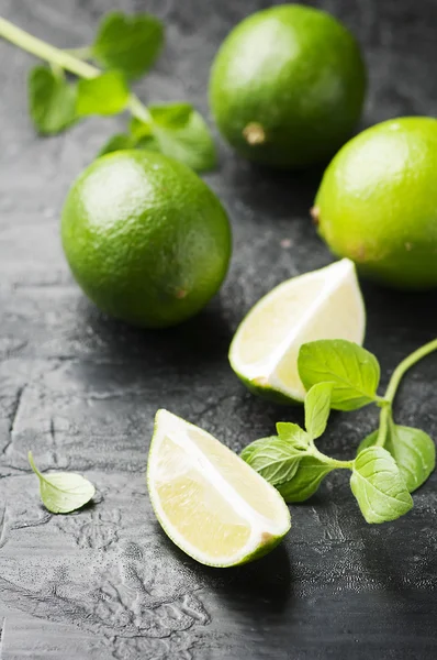 Frische Limetten und Minze — Stockfoto