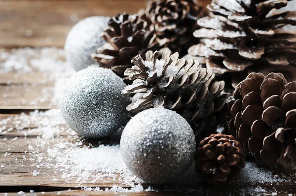 Weihnachtskegel und weiße Christbaumkugeln — Stockfoto