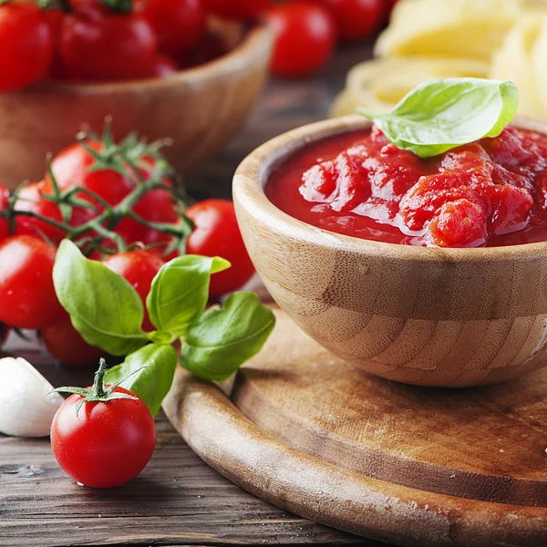 Sauce mit Tomaten und Basilikum — Stockfoto