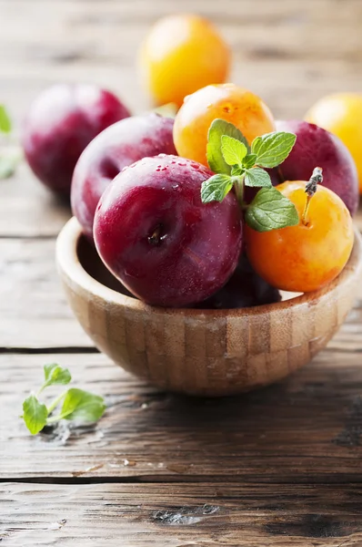 Black and yellow plums — Stock Photo, Image