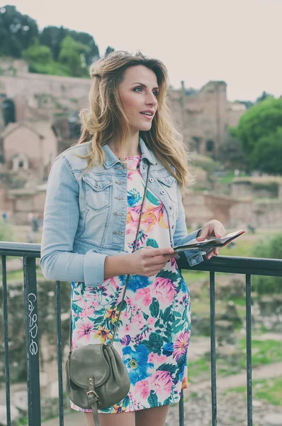 Bardzo kobiece turystyczna poszukuje mapy na ruinach rzymskiej Fo — Zdjęcie stockowe