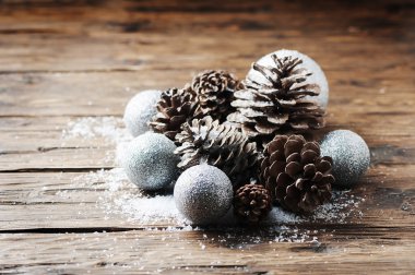 Noel koniler ve beyaz baubles