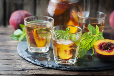 Şeftalilerin soğuk çay 