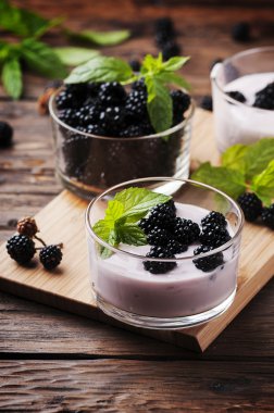 tatlı kase böğürtlen ile