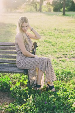 Bautiful genç kadın günbatımı Park