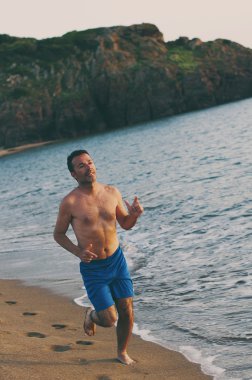 Kumsalda koşan adam