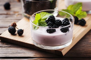 tatlı kase böğürtlen ile