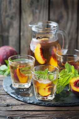 Şeftalilerin soğuk çay 