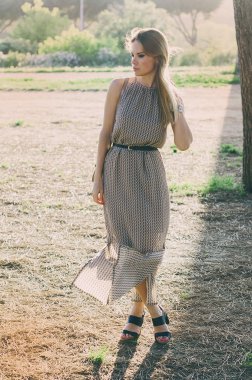 Bautiful genç kadın günbatımı Park