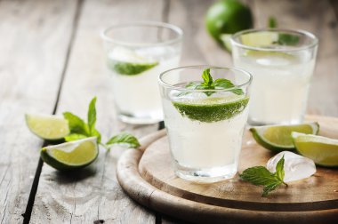 Limonlu ve naneli kokteyl