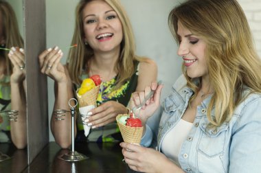 İki güzel genç kadın bir İtalyan dondurma yeme