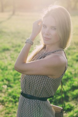 Bautiful genç kadın günbatımı Park