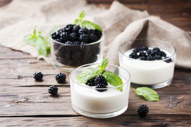 Ev yapımı yoğurt böğürtlen ile