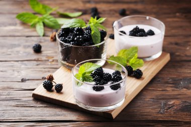 tatlı kase böğürtlen ile