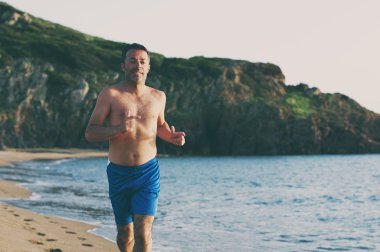 Kumsalda koşan adam