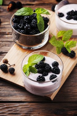 tatlı kase böğürtlen ile