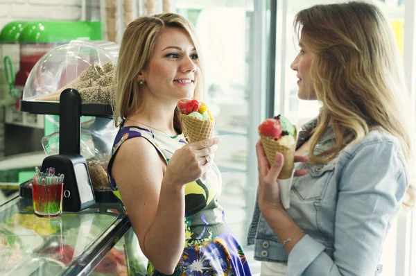 Deux belles jeunes femmes mangeant une glace italienne — Photo