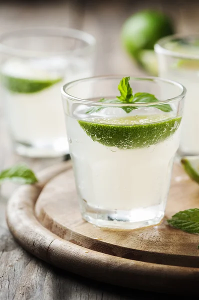 Cocktail mit Limette und Minze — Stockfoto