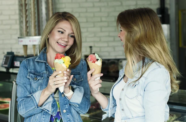 Dos hermosa mujer joven comiendo un helado italiano — Foto de Stock