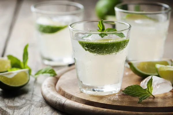 Cocktail mit Limette und Minze — Stockfoto